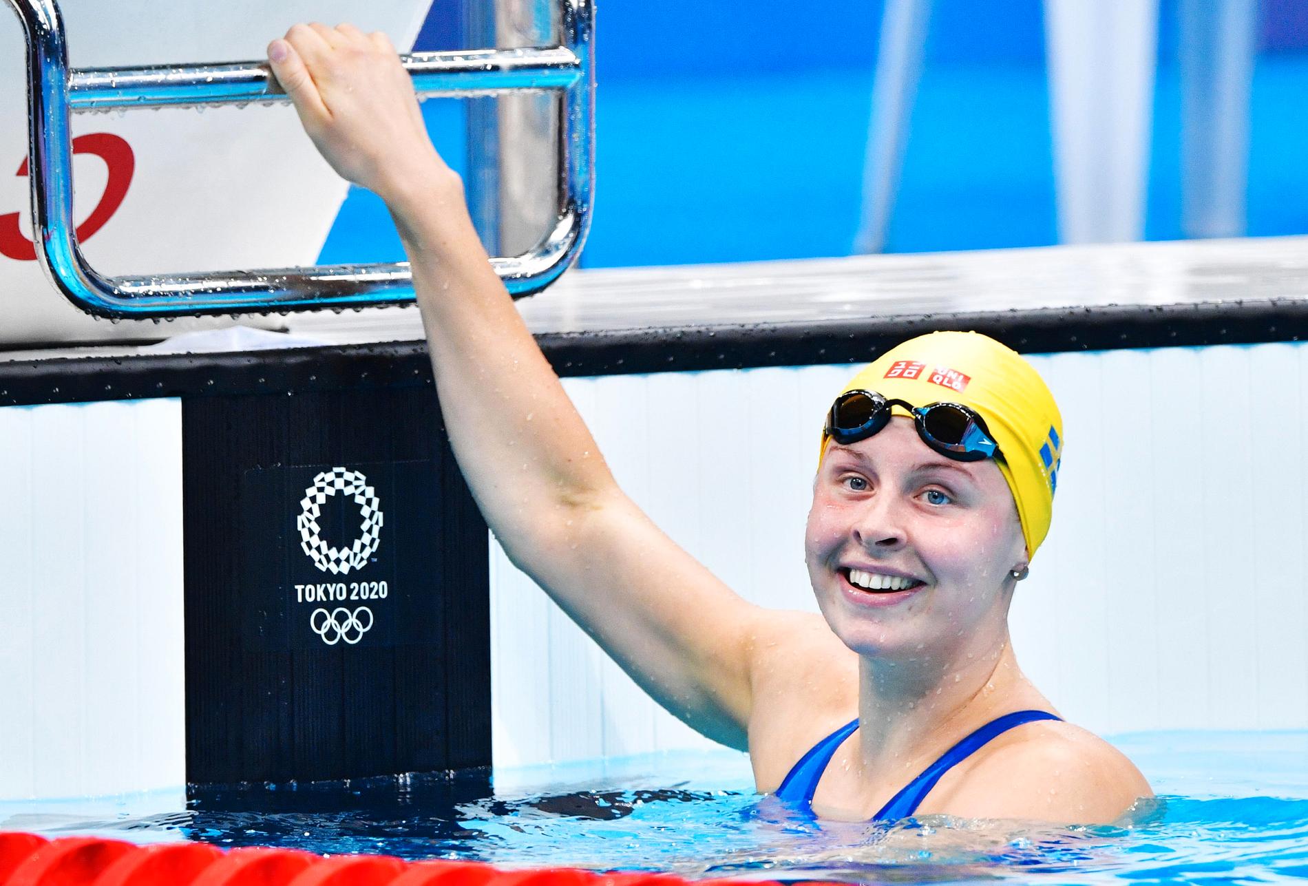 Sophie Hansson började medaljjakten på 100 meter bröstsim med att slå svenskt rekord.