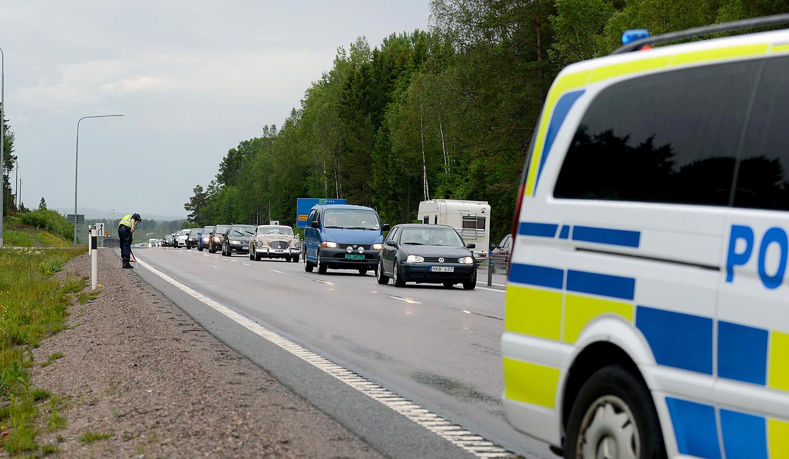 En minibuss och en personbil kolliderade utanför Karlstad.