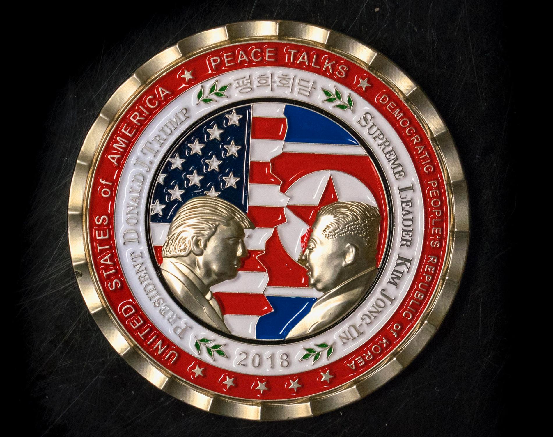 Ett jubileumsmynt har tagits fram inför toppmötet mellan USA:s president Donald Trump och Nordkoreas diktator Kim Jong-Un.