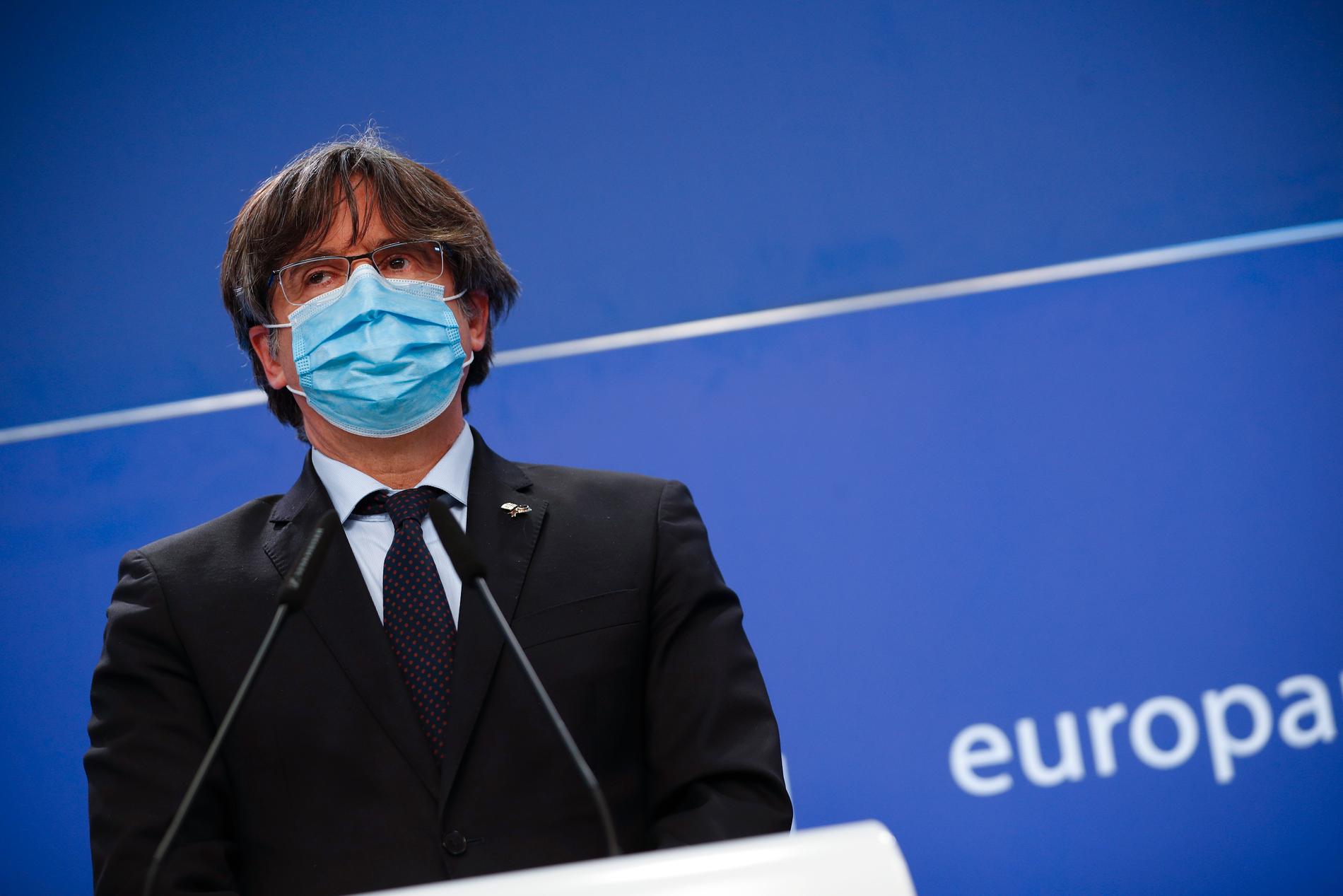 Katalanske EU-parlamentsledamoten Carles Puigdemont håller presskonferens efter att ha förlorat sin åtalsimmunitet.