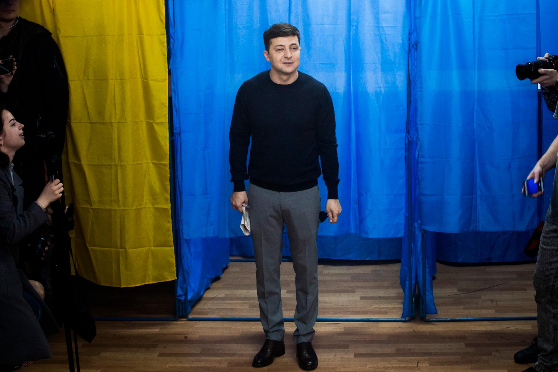 Ukrainas president Volodymyr Zelenskyj vid en vallokal i Kiev under presidentvalet i våras. Arkivbild.
