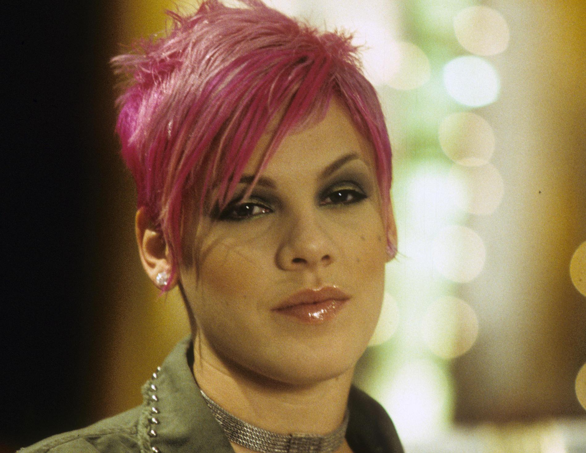Pink! år 2000, när hon släppte sitt första soloalbum.