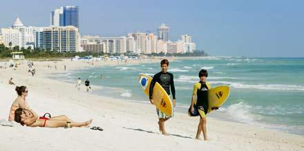 Miami Beach är amerikanernas egen riviera. Här är det lika vanligt att se kändisar som surfare på standen.