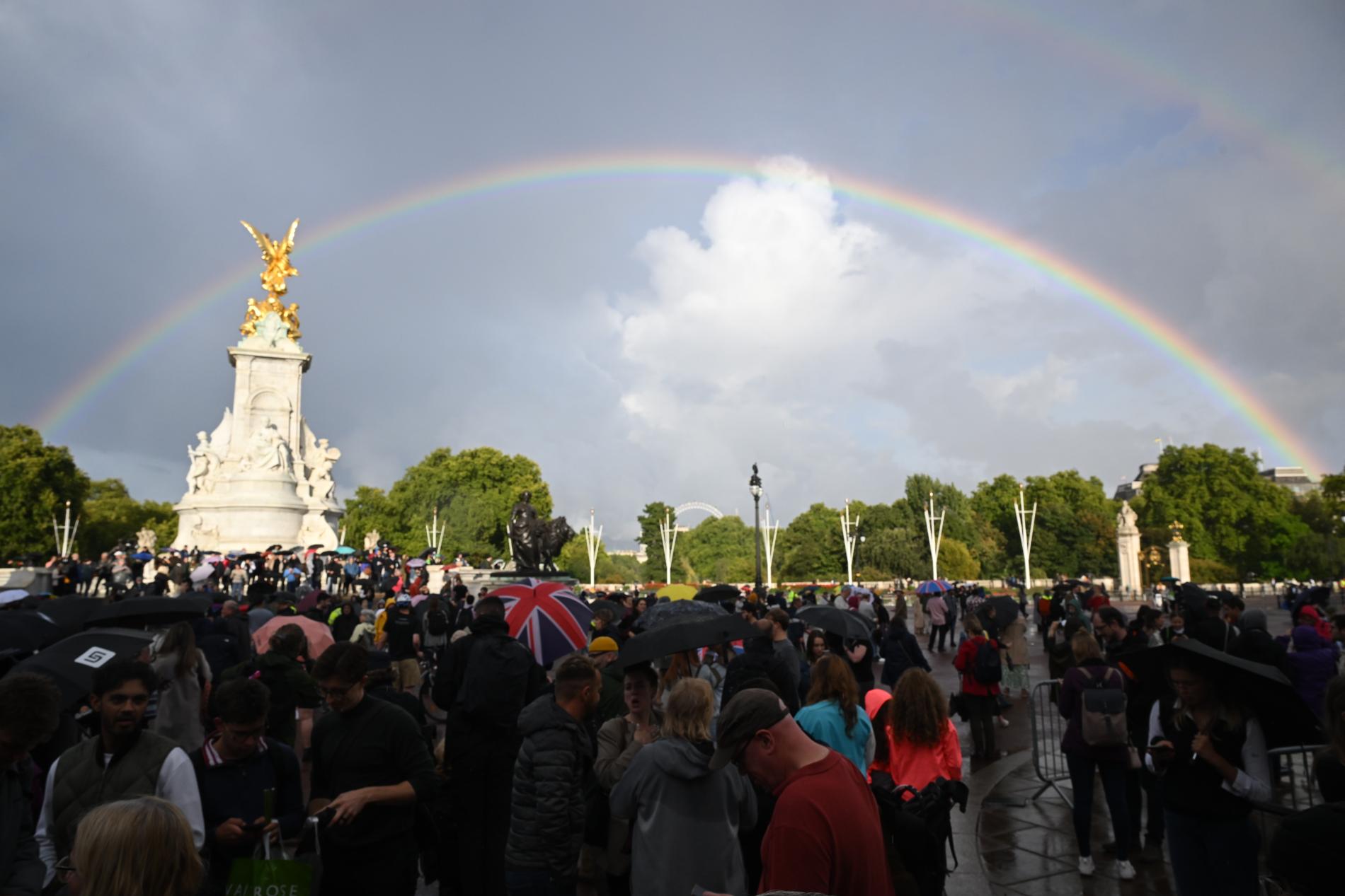 I samband med dödsbeskedet syntes en dubbel regnbåge vid Buckingham Palace.