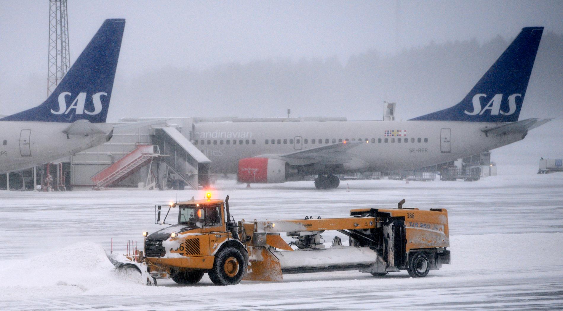 Inställda flyg och stora förseningar på grund av hård vind och snö drabbade Arlanda på fredagen. Arkivbild.