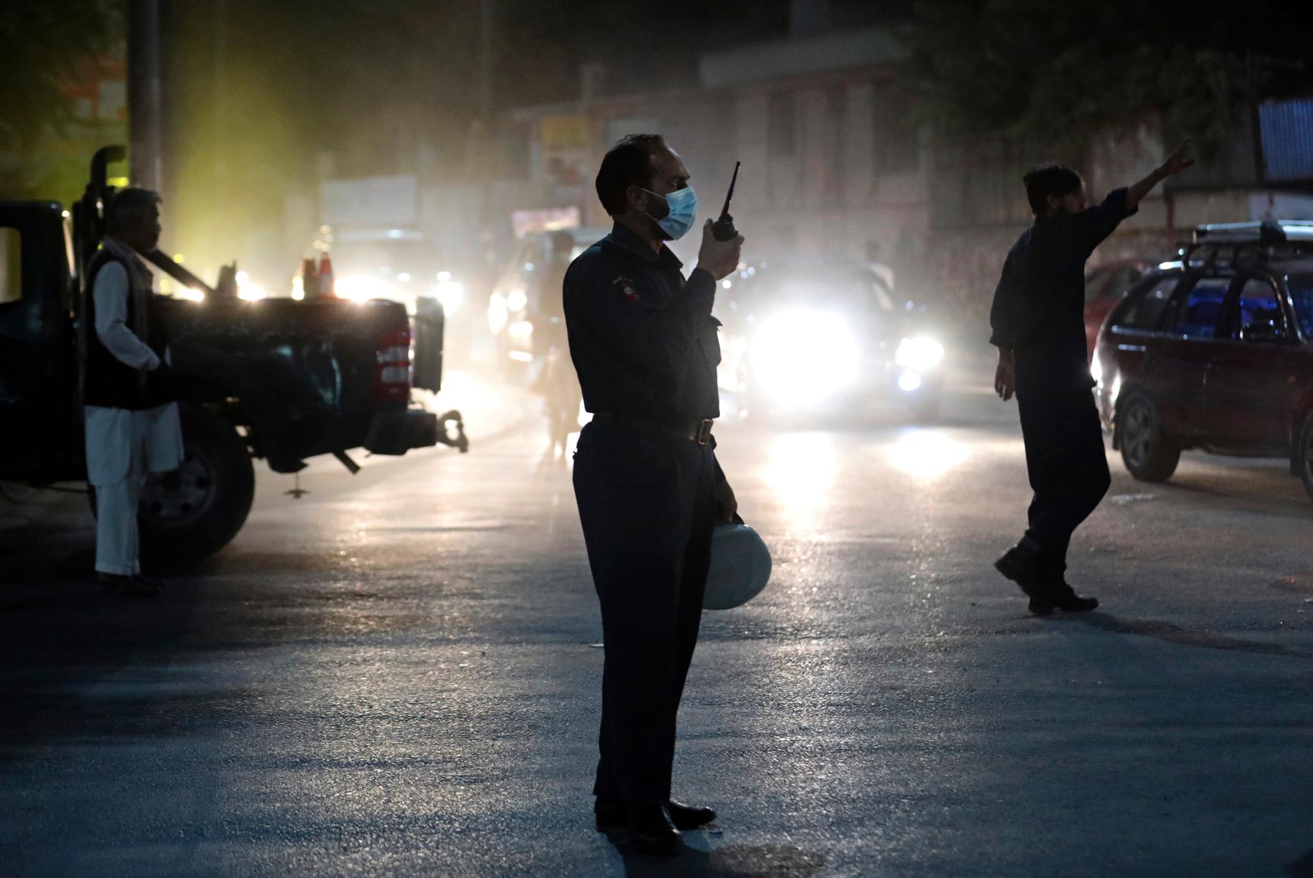 En kraftig explosion skakade Kabuls finare kvarter på tisdagskvällen, samtidigt som talibanerna gör framryckningar kring flera städer i Afghanistan.