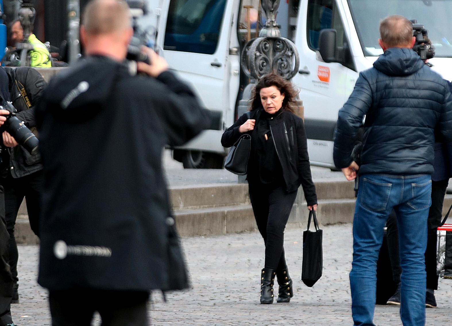 Peter Madsens advokat Betina Hald Engmark anländer till Köpenhamns byret, där rättegången mot den mordmisstänkte Peter Madsen.