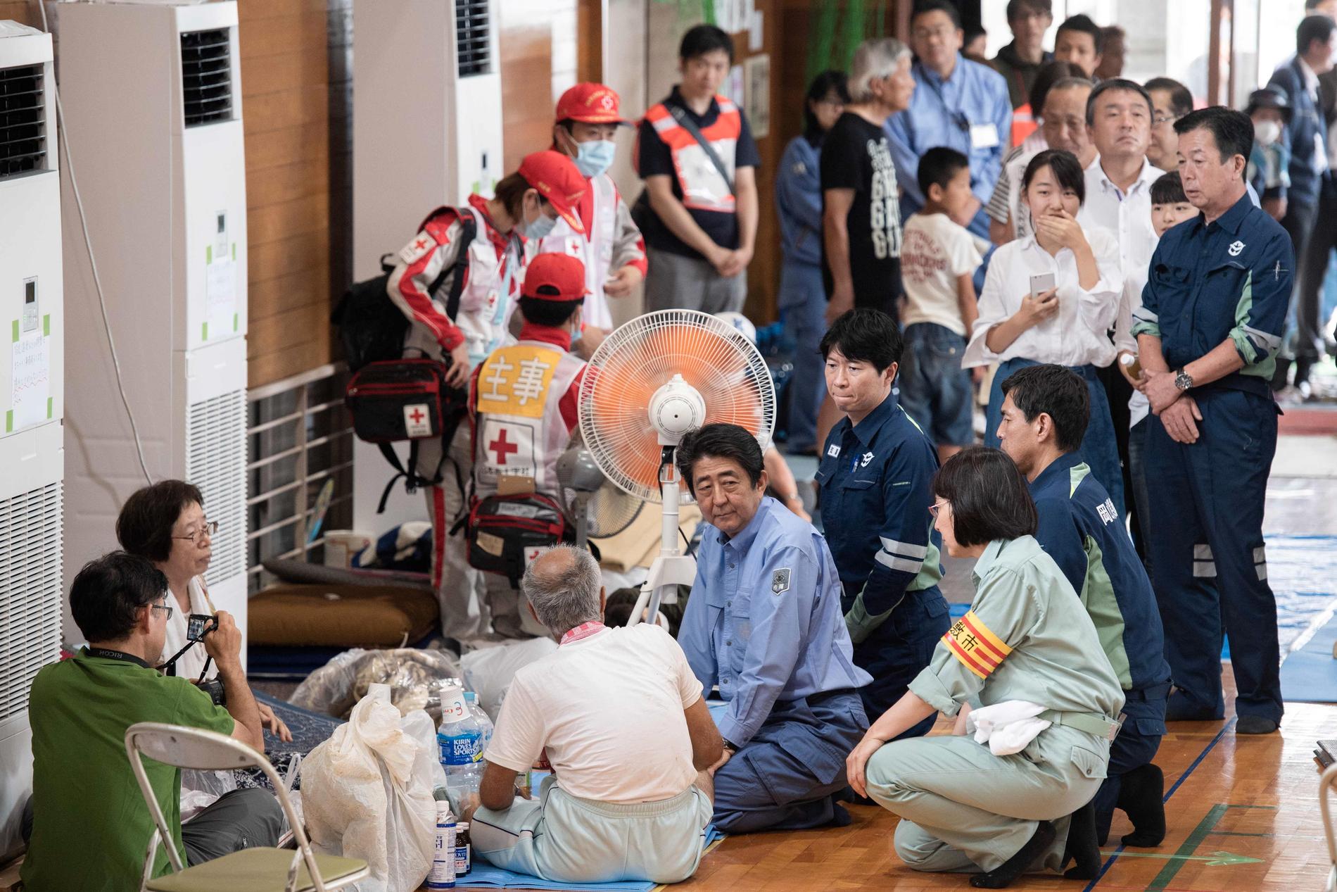 Japans premiärminister Shinzo Abe besöker översvämningsdrabbade i Mabi. 