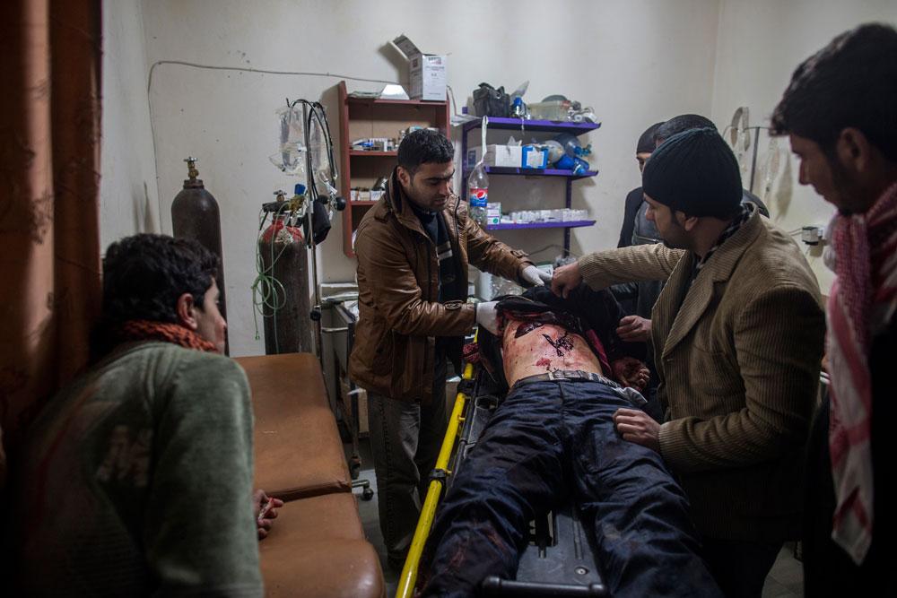 NICLAS HAMMARSTRÖM På ett litet fältsjukhus i Aleppo undersöker personalen en man som blivit skjuten av en prickskytt. Hans liv går inte att rädda.