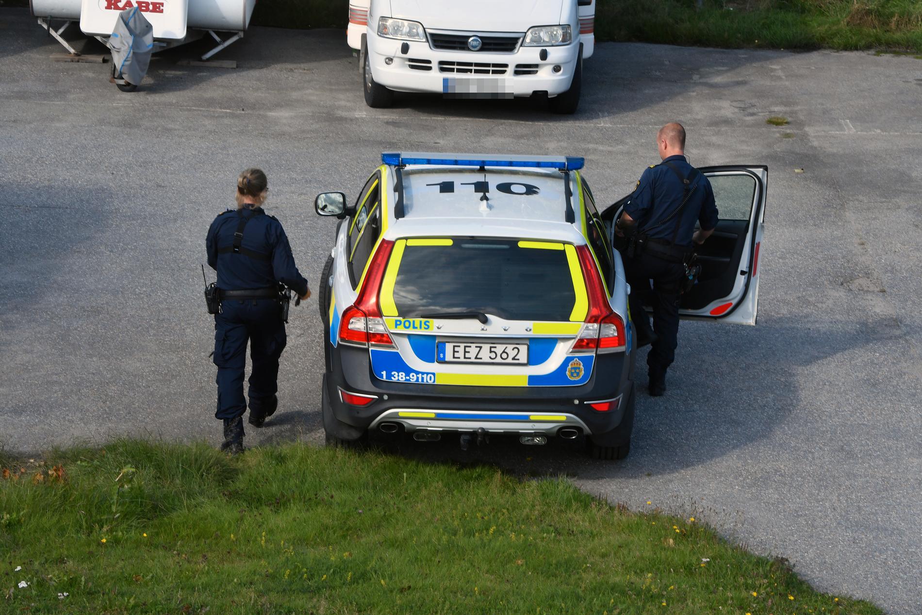 Polisen övervakar en adress i södra Stockholm efter att en kvinna ska ha blivit kidnappad.