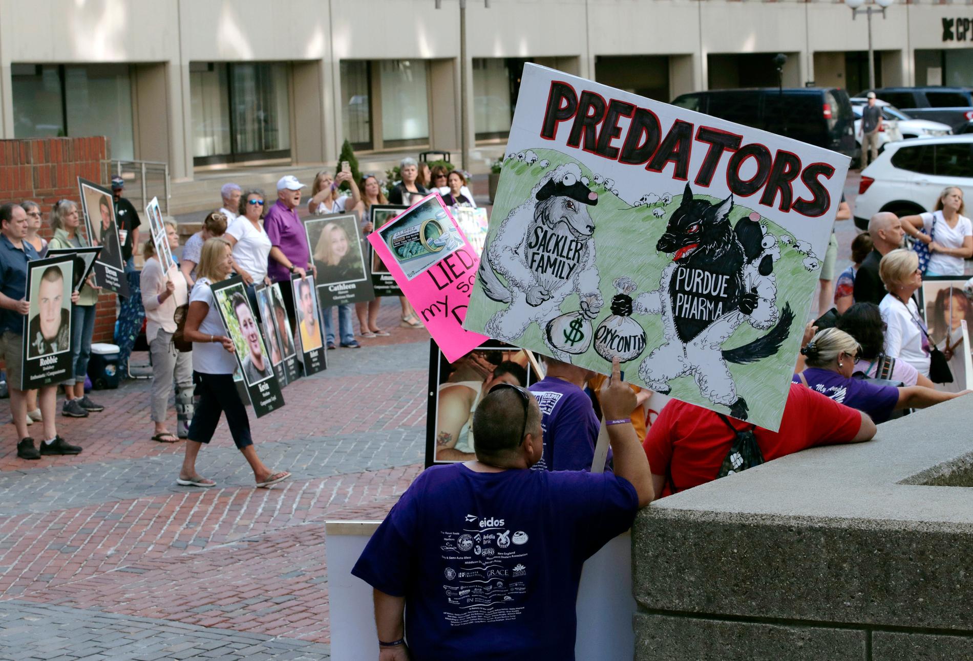 Demonstrationer vid en liknande rättegång mot läkemedelsbolaget Purdue Pharma som pågår i Boston i Massachusetts.