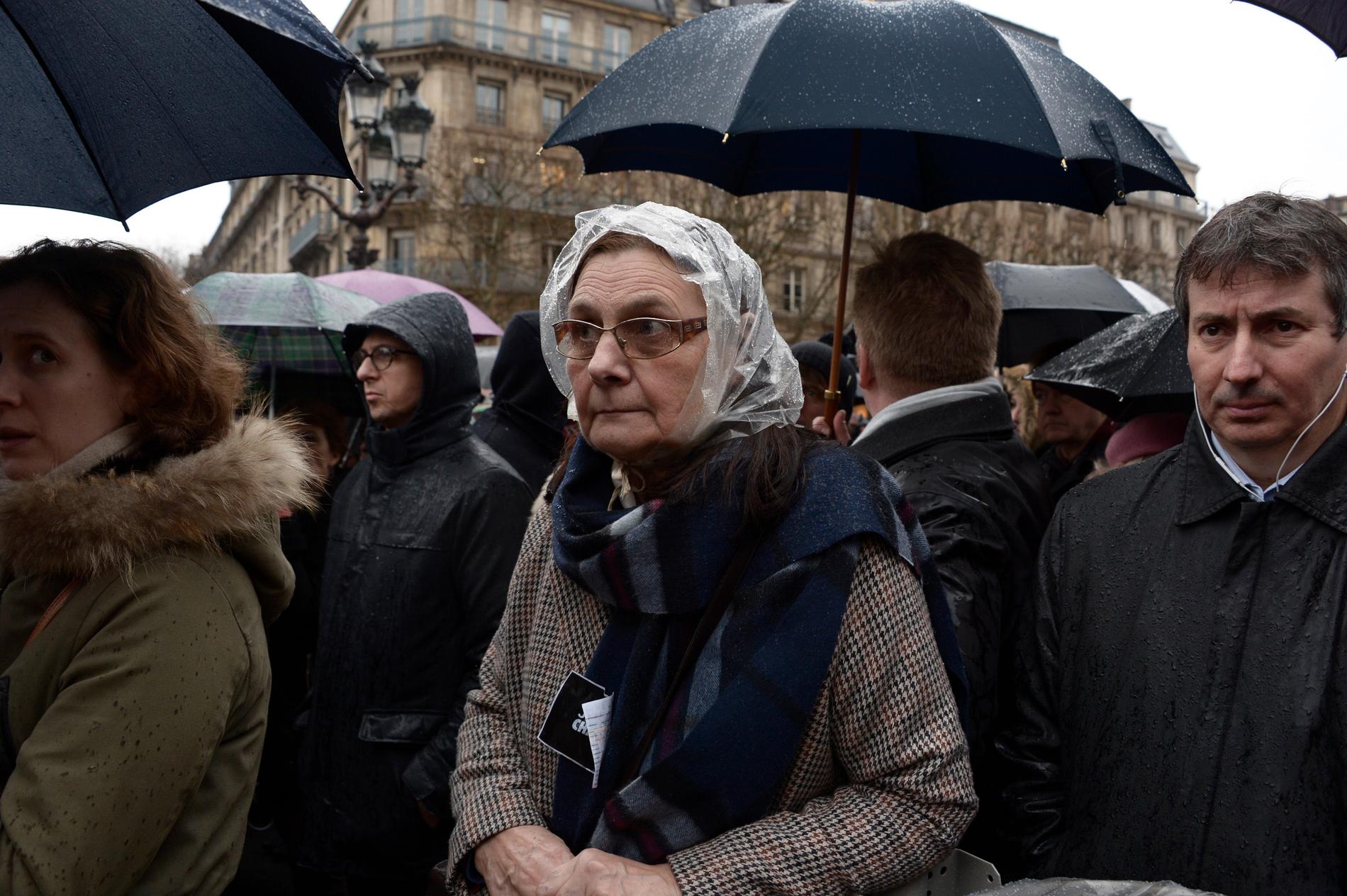 Samling till tyst minut i Paris dagen efter terrordådet.
