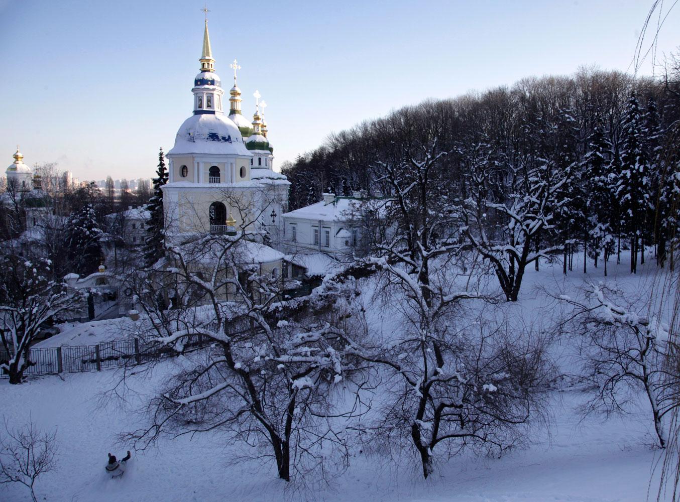 En ortodox katedral under ett snötäcke i Kiev, Ukraina