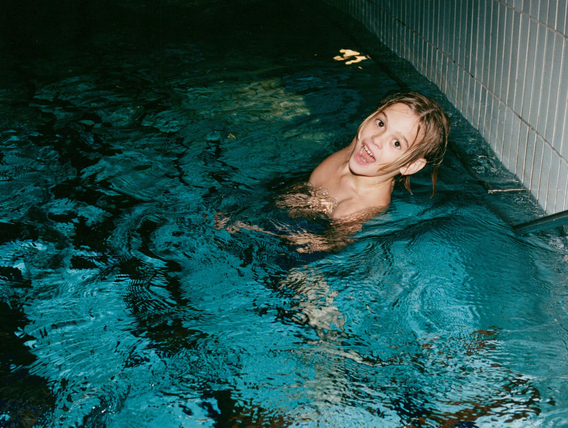 Aaron Carter i badbassäng på Stockholmsbesök 1997.