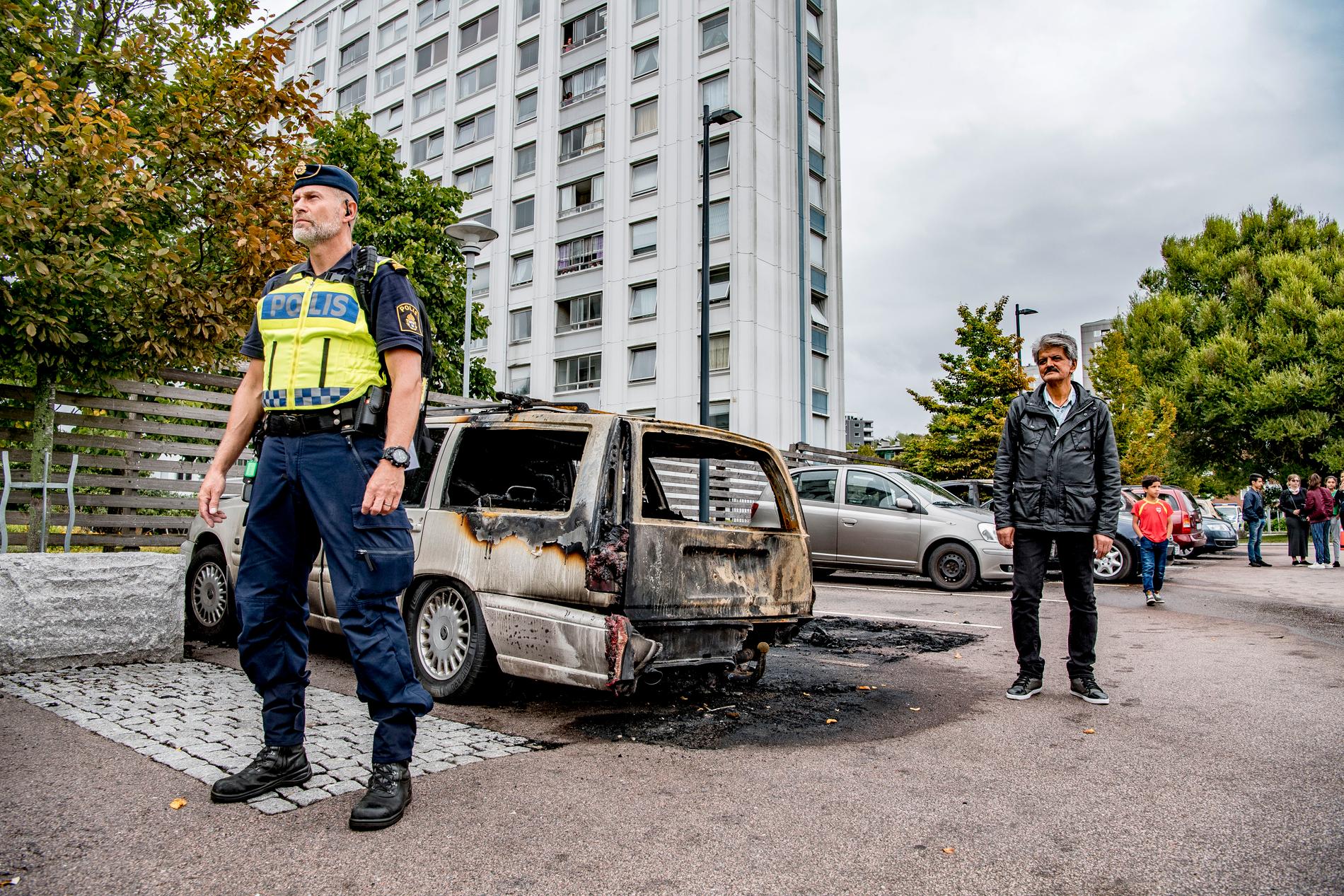 Förödelsen vid Frölunda torg efter gårdagens många bilbränder.