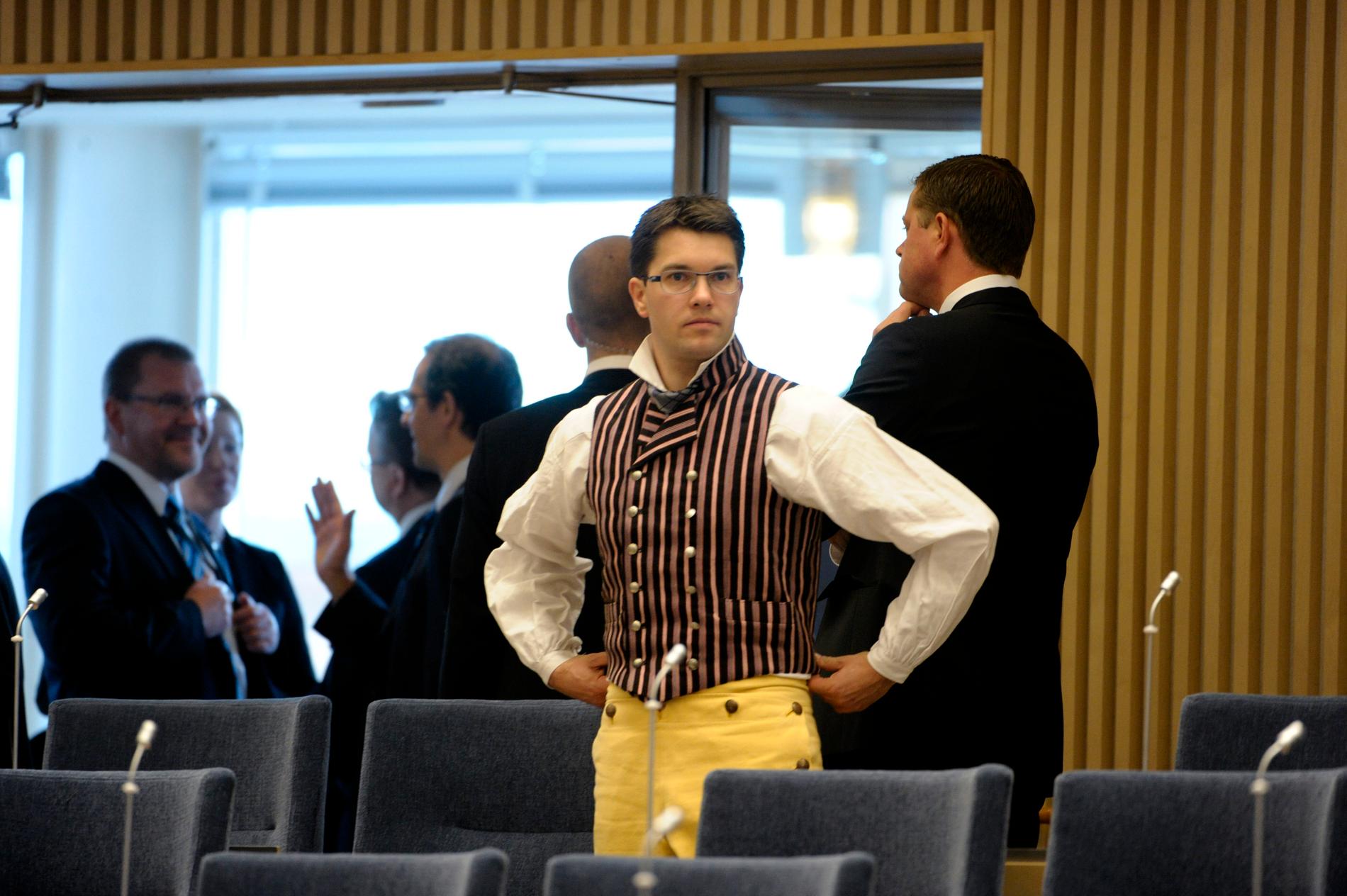 Sverigedemokraternas partiledare Jimmie Åkesson i folkdräkt letar efter sin plats i plenisalen i samband med riksmötets öppnande 2010.