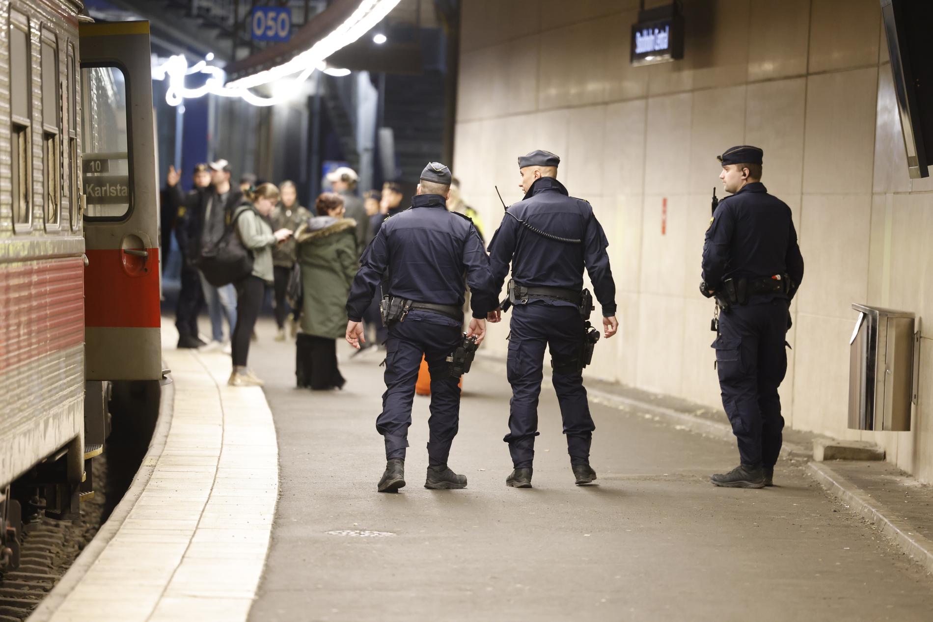 Polis på plats vid tåget som ankom till Stockholm central. 