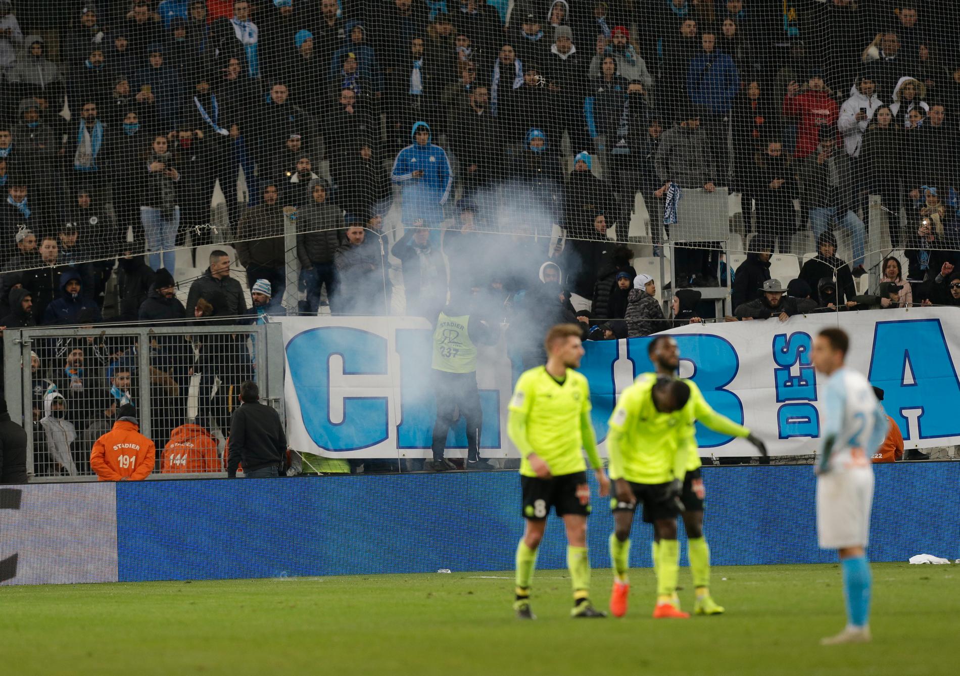 Marseilles fans slängde in smällare i mötet med Lille.
