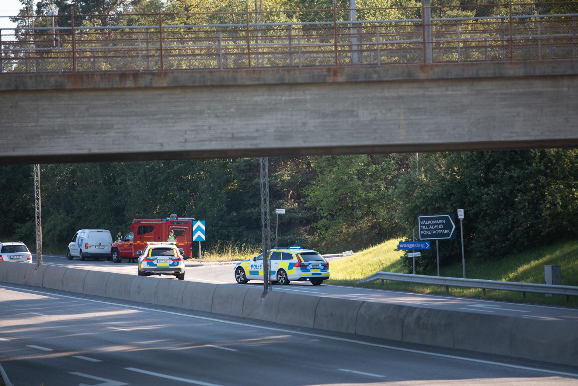 Två personer skadades allvarligt när en husbil exploderade i Älvsjö i södra Stockholm på midsommardagen. En av dem avled senare av sina skador.