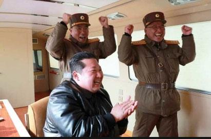 Kim Jong-un och hans män under testskjutningen.