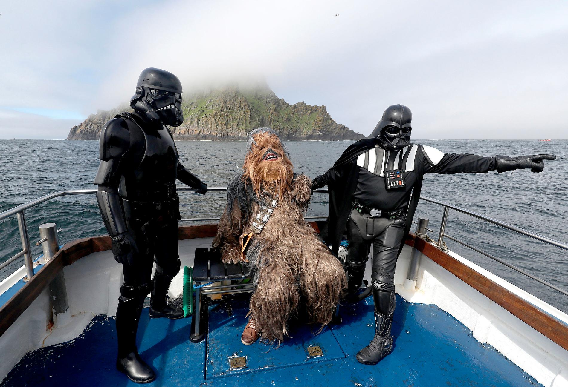 Personer utklädda till en stormtrooper, Chewbacca och Darth Vader på väg mot den första "May the fourth"-festivalen på Irland. Evenemanget pågår hela helgen.