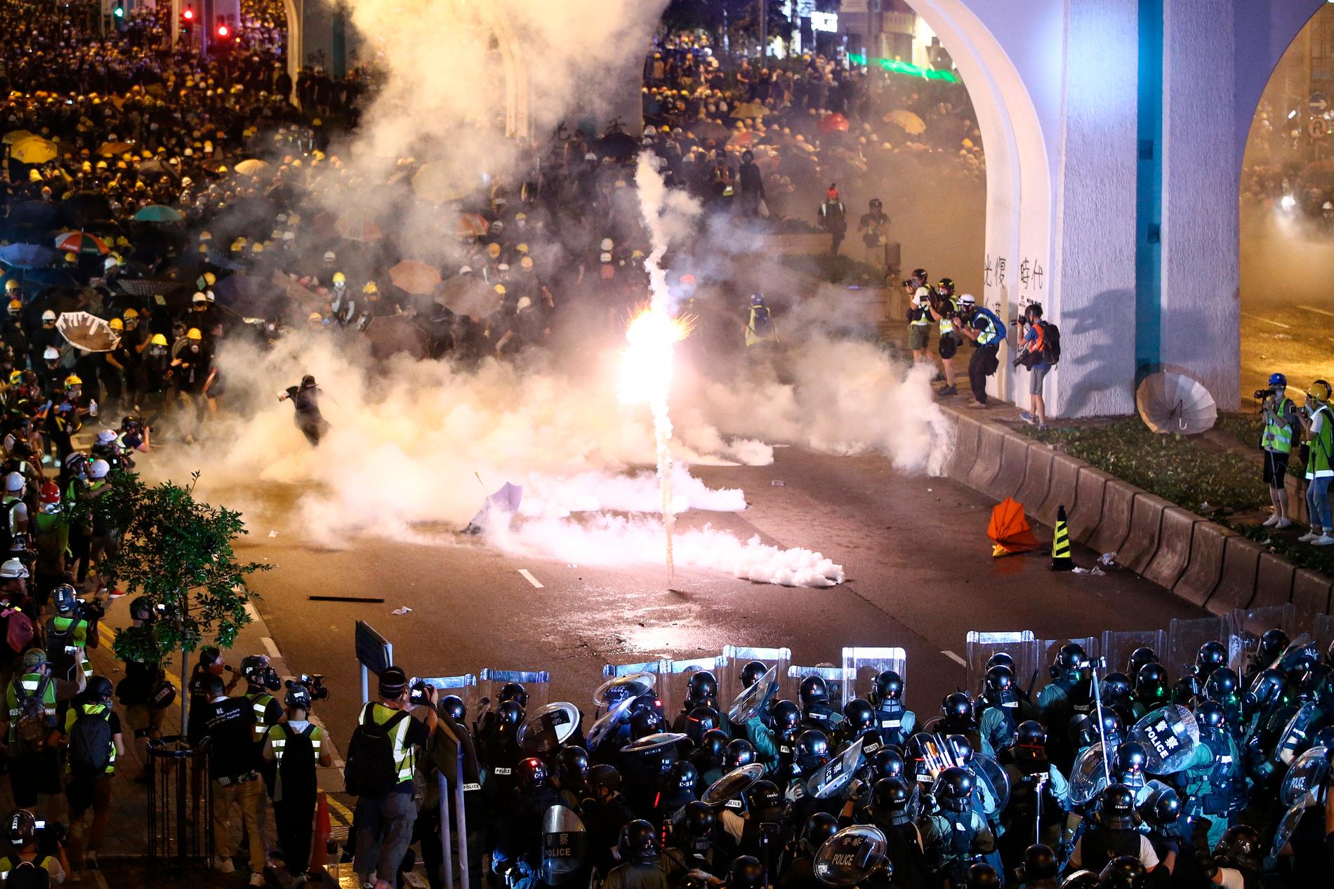 Under protesterna i Hongkong, som resulterat i allt våldsammare sammandrabbningar mellan demonstranter och polis, har polisen vid flera tillfällen använt tårgas. Som här, den 21 juli.