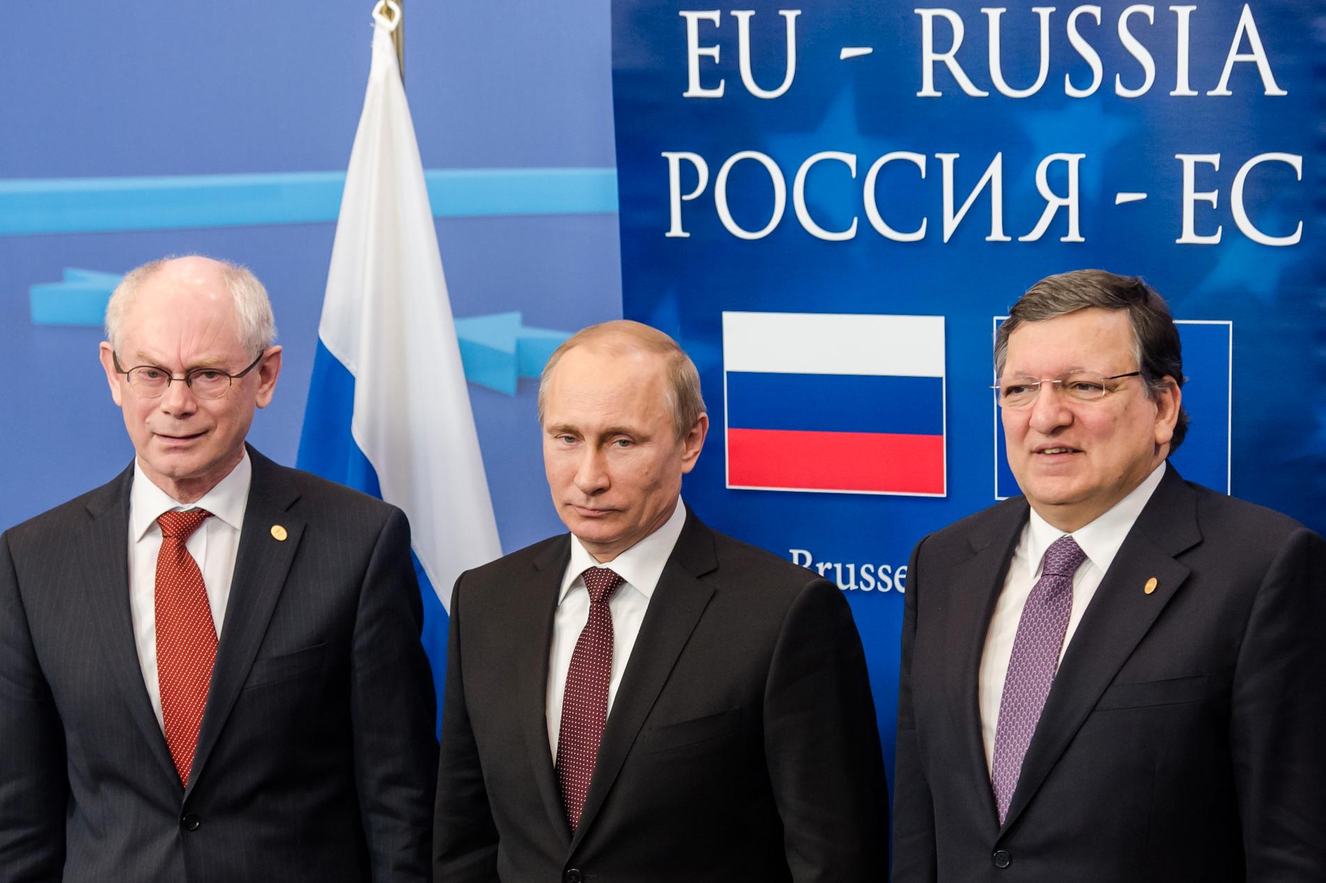 EU:s senaste toppmöte med Ryssland hölls 2014 då dåvarande rådsordföranden Herman Van Rompuy (till vänster) och dåvarande kommissionsordföranden José Manuel Barroso (till höger) tog emot Rysslands fortsatt närvarande president Vladimir Putin. Arkivbild.