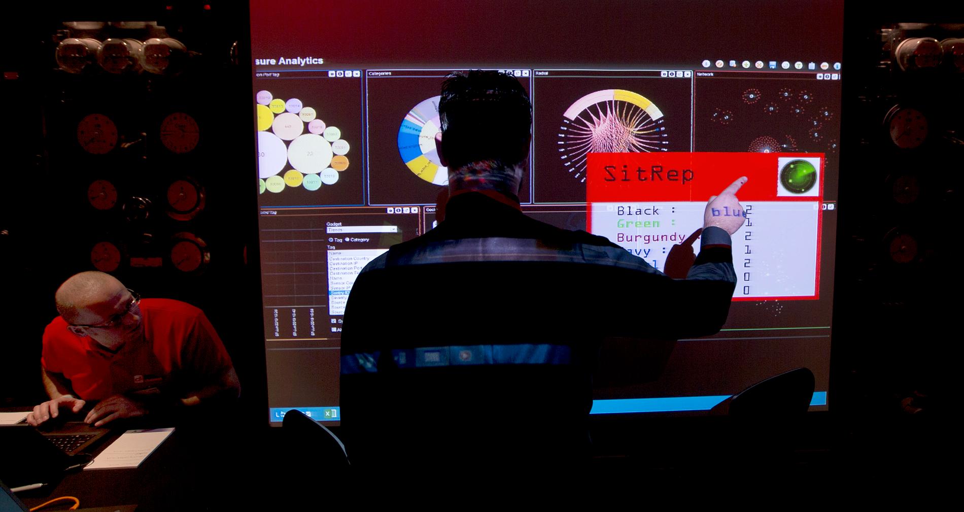 En GCHQ-anställd framför en skärm under en cyberattacksövning 2014.