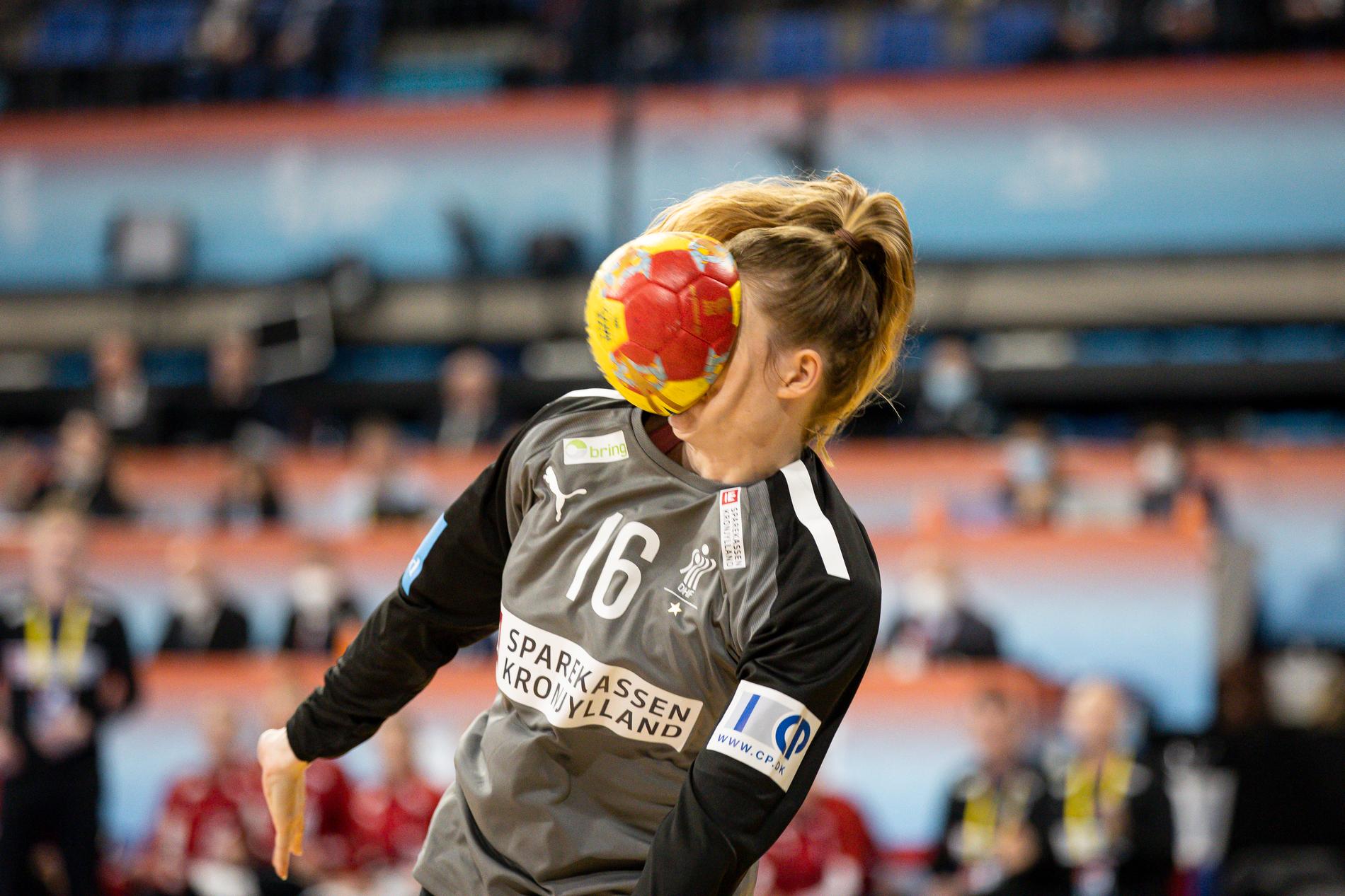 Danmarks Althea Reinhardt fick ett stenhårt skott i ansiktet i semifinalen mot Frankrike.