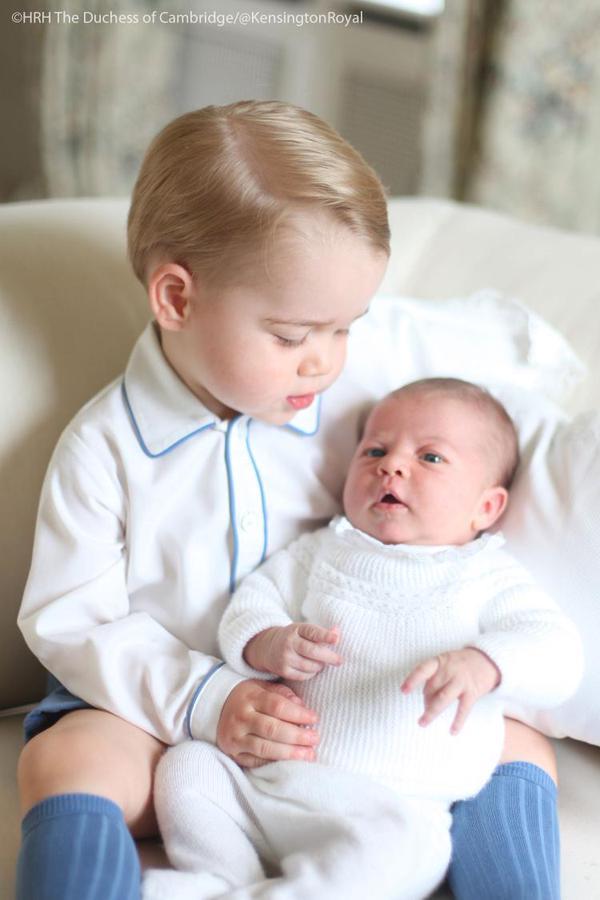 Prins George med lillasyster Charlotte.