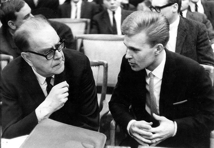 1966 handplockade ­Tage Erlander den unge Olle Svenning till sin ­innersta krets i statsrådsberedningen. I År med Erlander skildrar han nu tiden och arbetet i kansliet.
