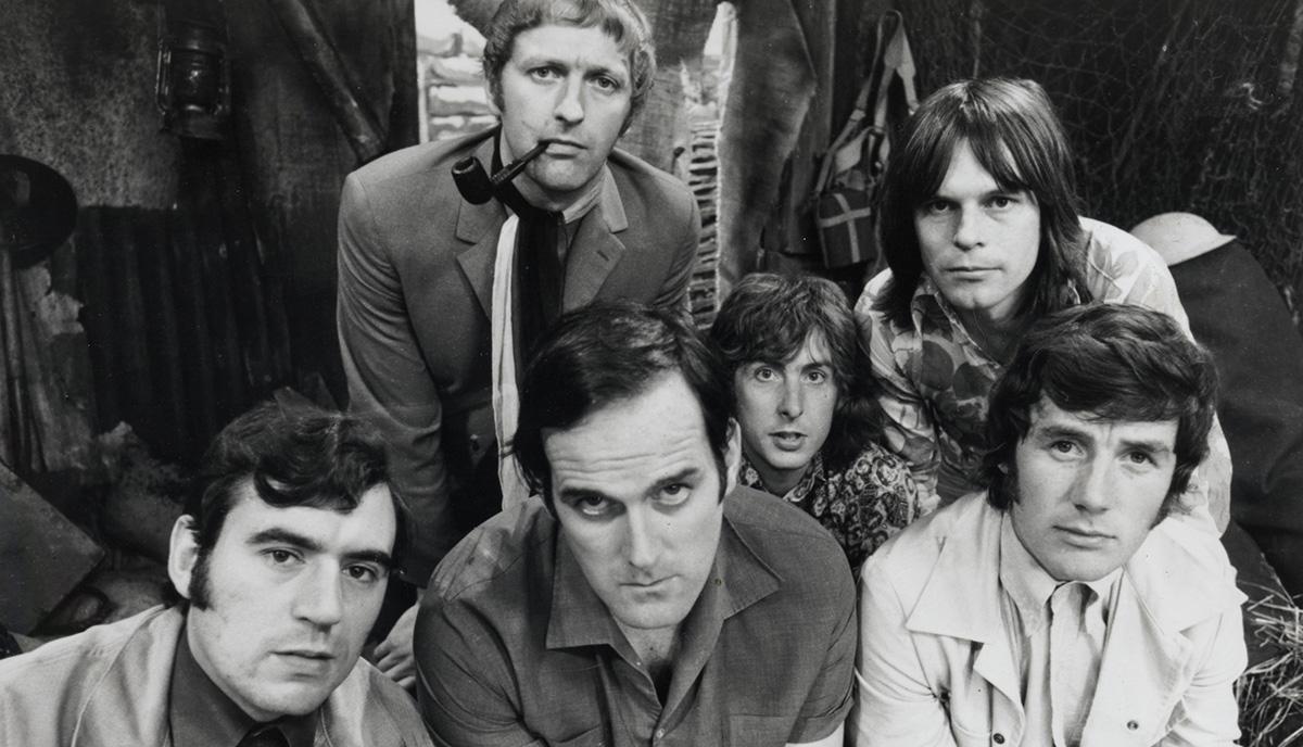 Bakre raden från vänster: Graham Chapman, Eric Idle and Terry Gilliam. Främre från vänster Terry Jones, John Cleese och Michael Palin. 