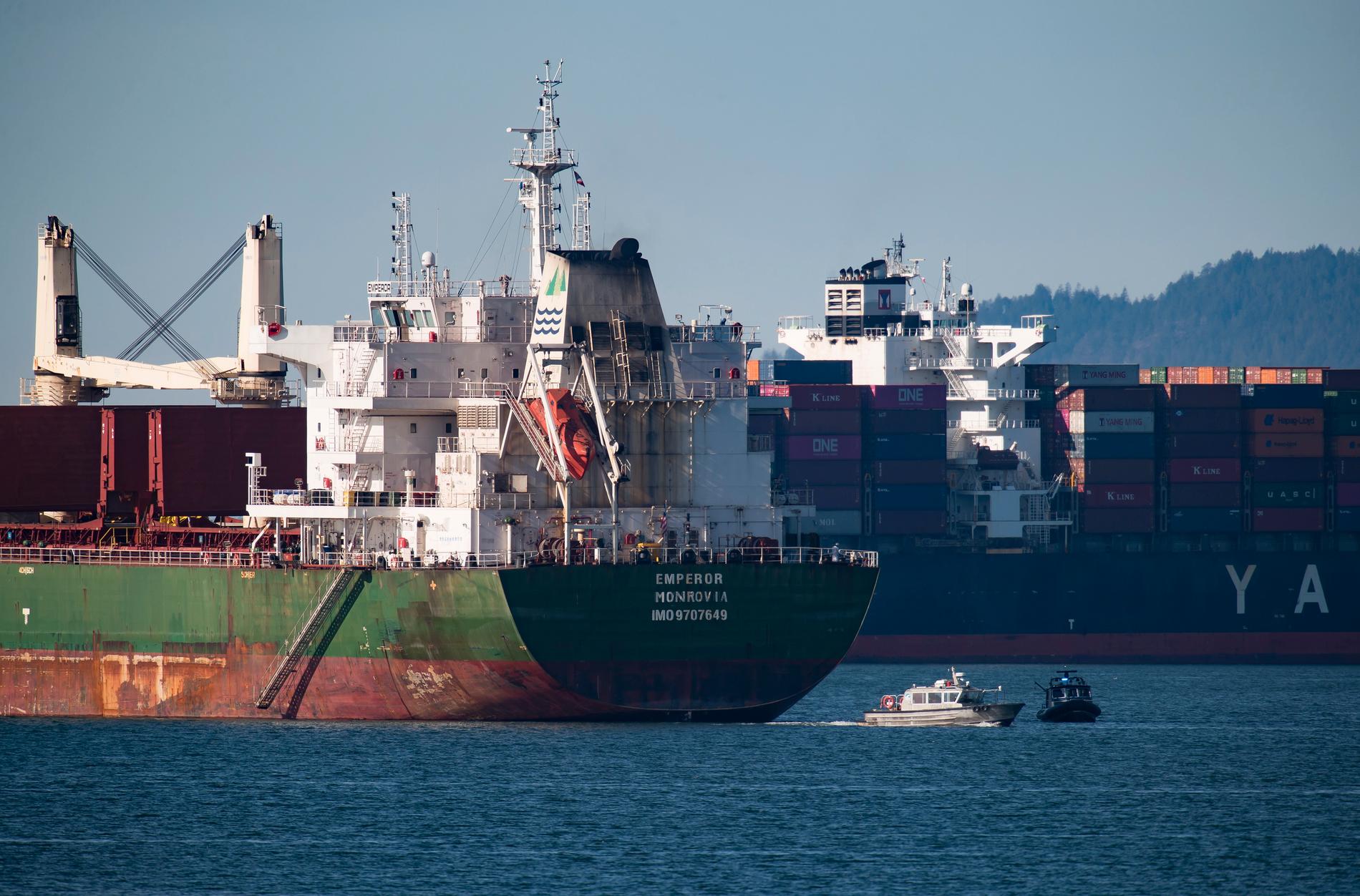 Fraktfartyg ligger för ankar utanför Vancouver till följd av blockaderna. Bilden är tagen i torsdags.
