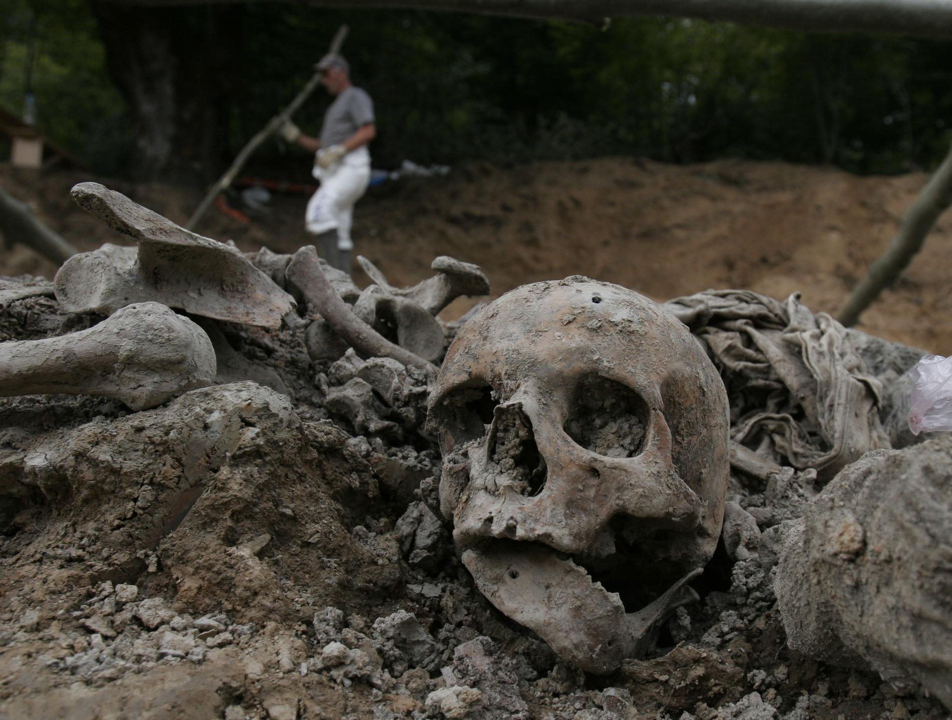 En av massgravarna som hittats efter massakern i Srebrenica. Arkivbild.