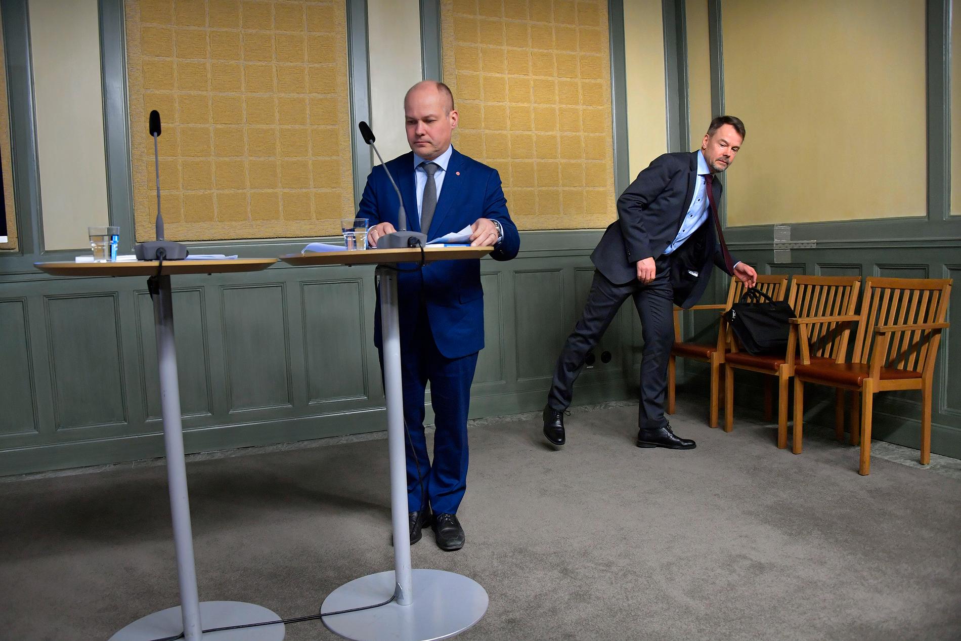  Justitieminister Morgan Johansson tar emot Blåljusutredningen av Riksåklagare Anders Perklev.