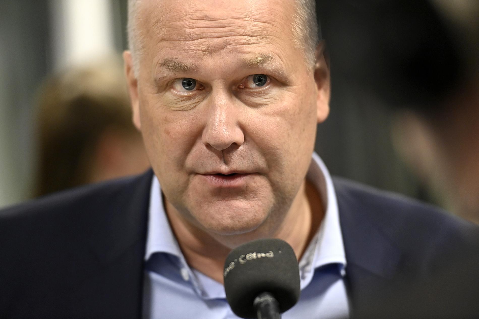 Jonas Sjöstedt går emot Vänsterpartiet i vapenfrågan.