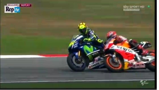 Marquez kommer upp vid sidan, och Rossi tittar upp…