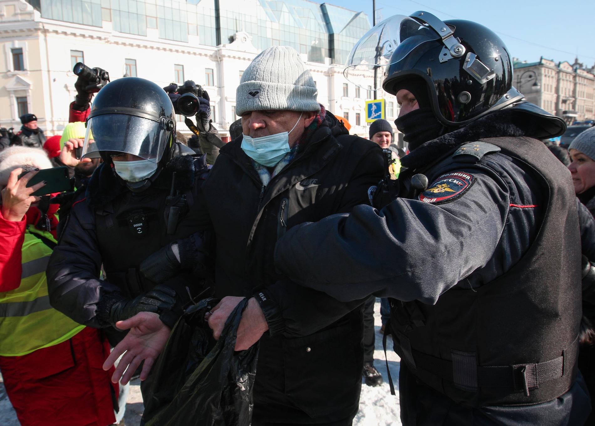 En man grips under protester i Vladivostok under förmiddagen. 