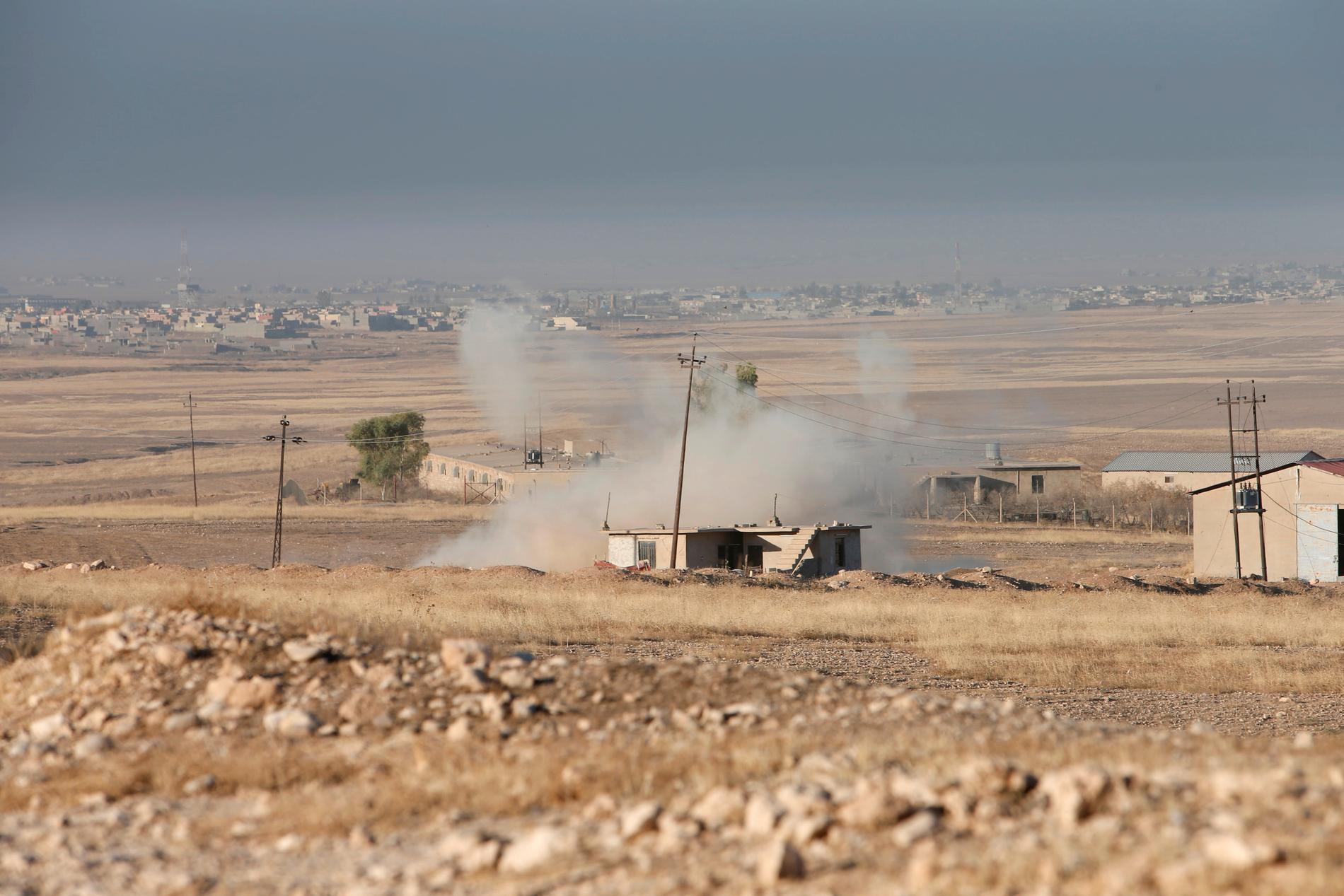 Rök syns utanför Mosul.