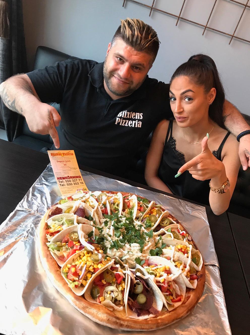 George Kalayli med kompisen Ysabel Betyo och den nya pizzan.