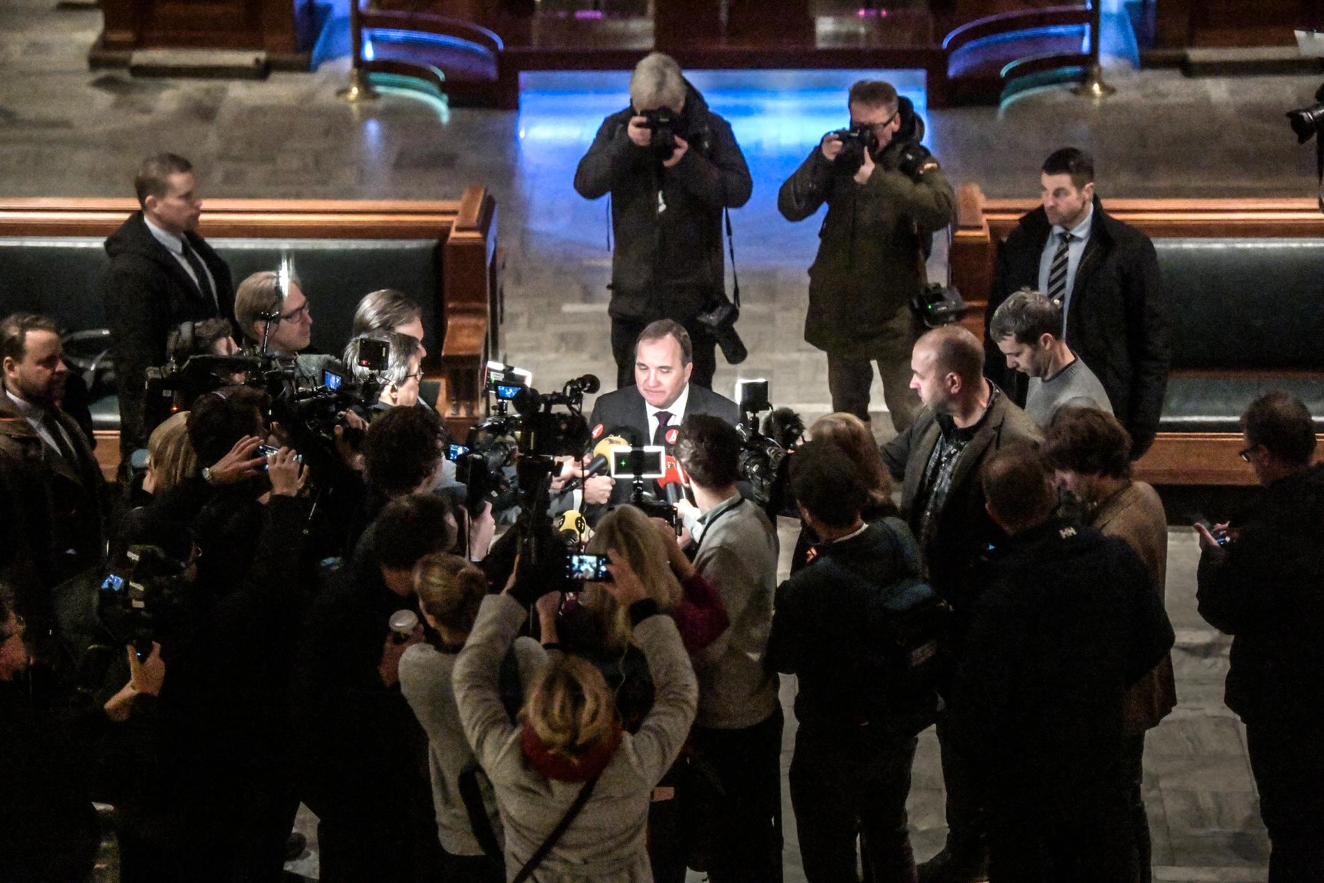 Journalister, här samlade runt statsminister Stefan Löfven, tillskrivs större inflytande över samhällsdebatten än till och med politiker, enligt en samlad bild från de svarande i Förtroendebarometern från Medieakademin. Arkivbild.