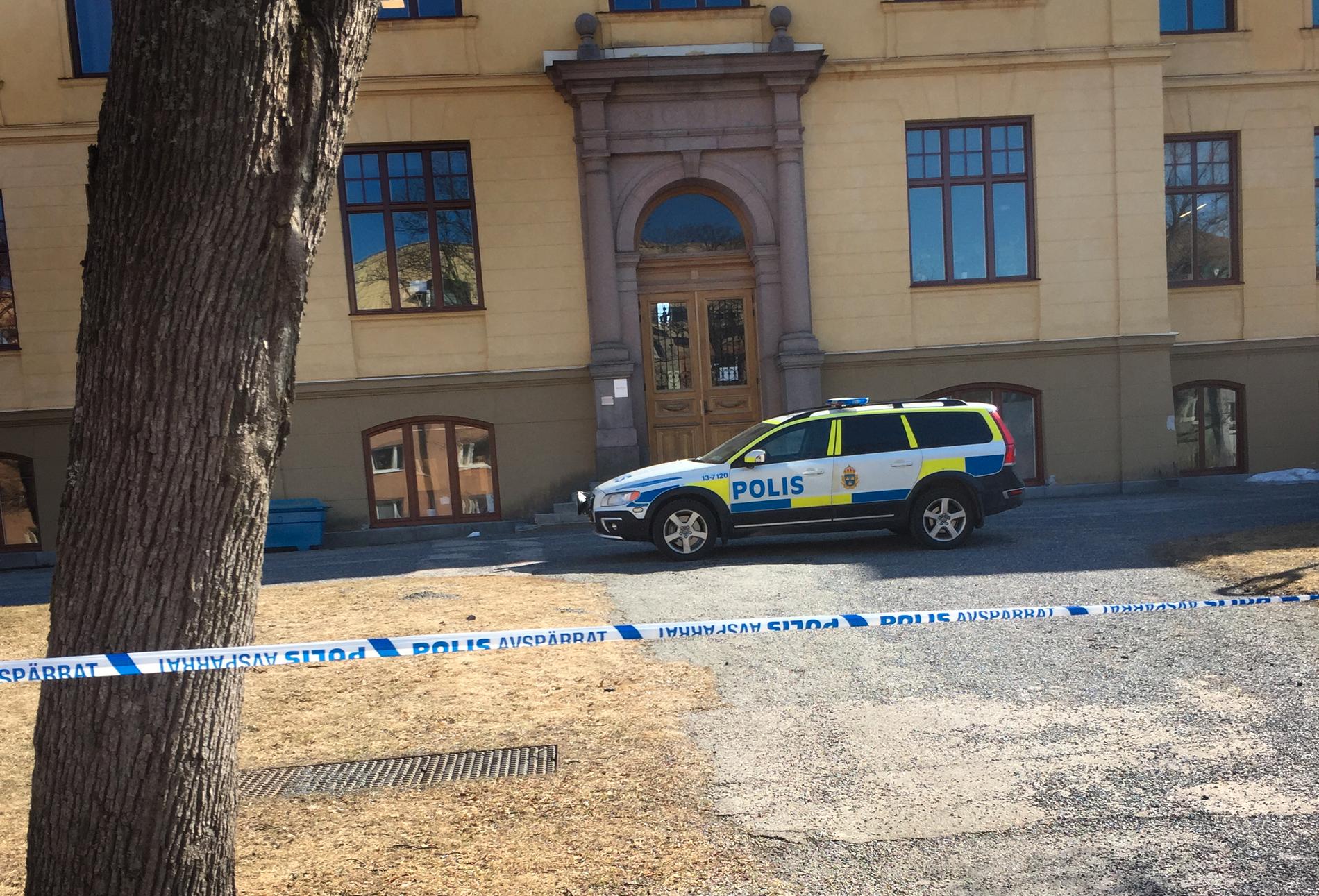 Vid 11.30 på onsdagen fick polisen in ett larm om hot på en gymnasieskola i Härnösand.