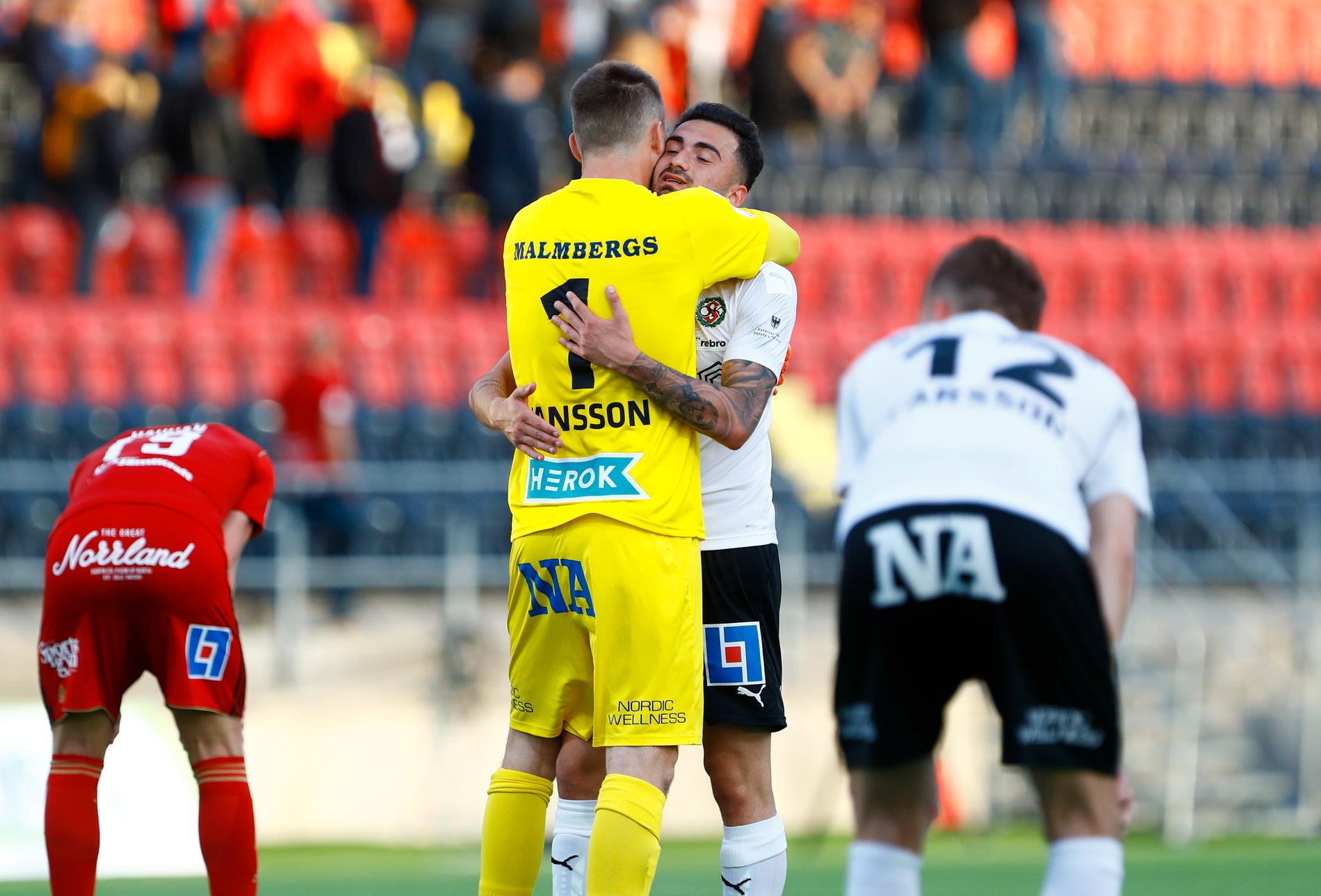 Örebros målvakt Oscar Jansson kramas om av Simon Amin efter slutsignalen.