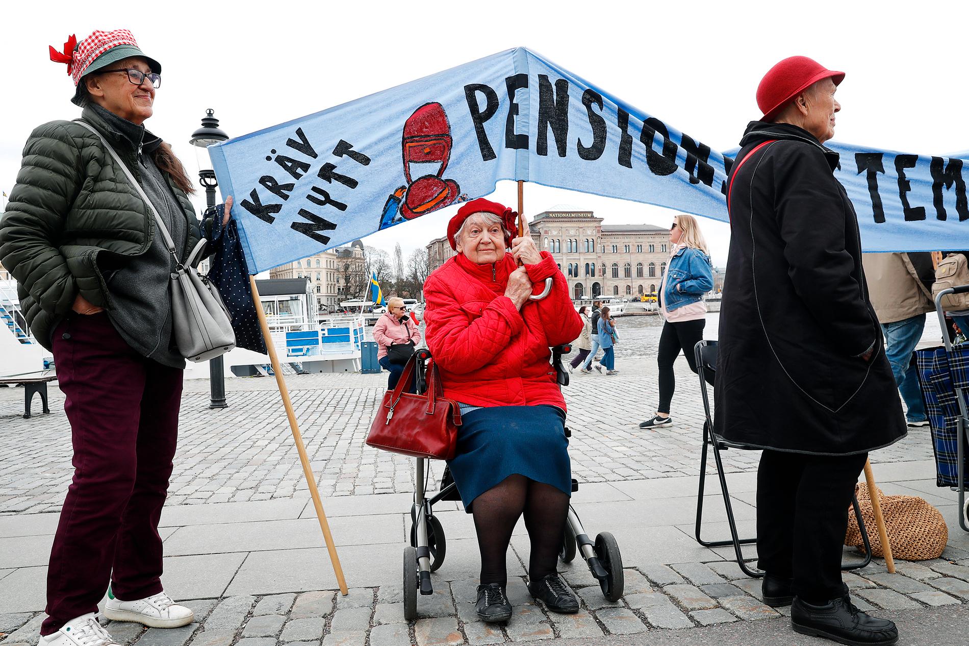 Marianne Ramström, 79 tittar på Vänsterpartiets tåg i Stockholm.