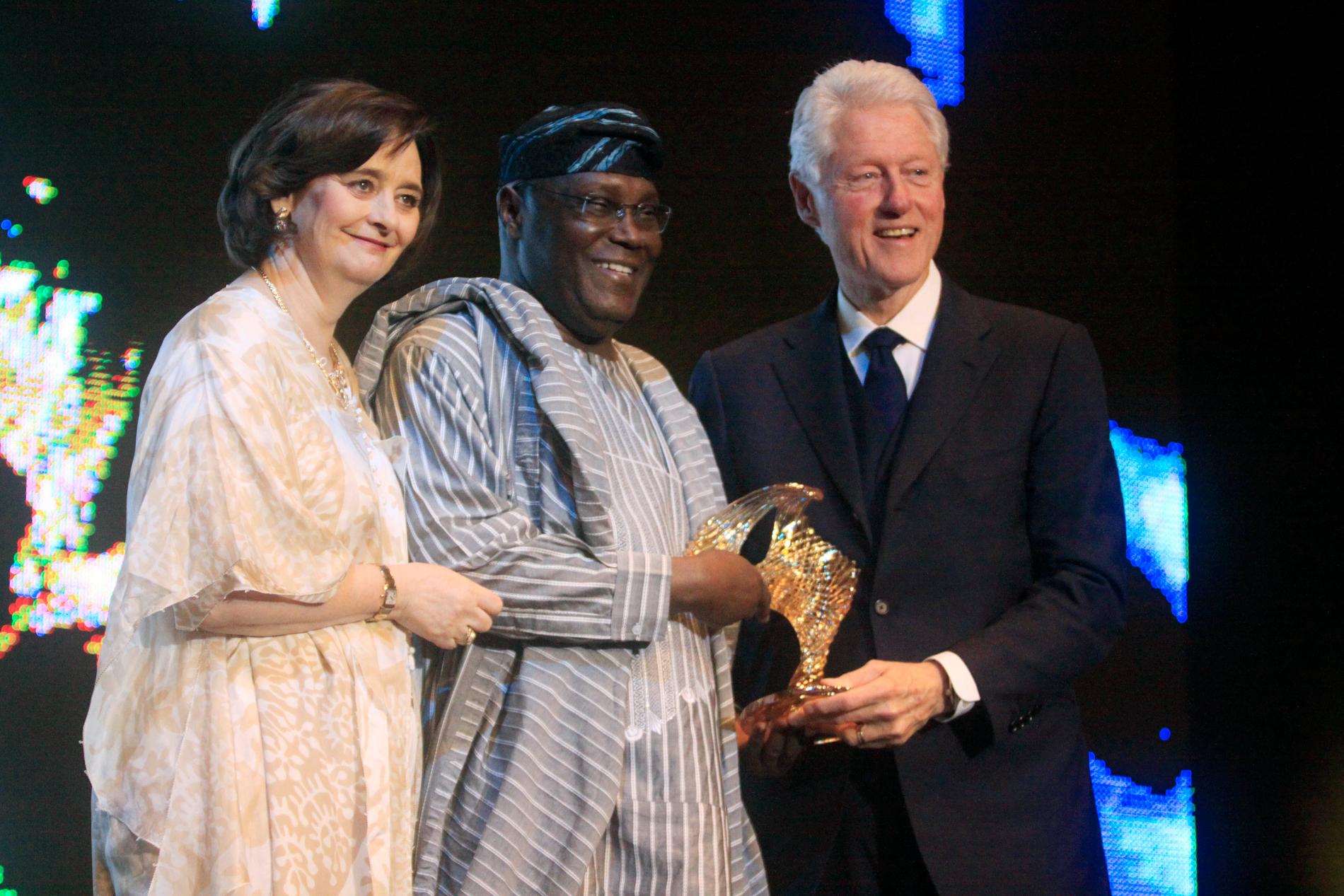 Atiku Abubakar, flankerad av den forna premiärministerhustrun Cherie Blair från Storbritannien och USA:s förre president Bill Clinton vid This Day-galan i Lagos 2012.