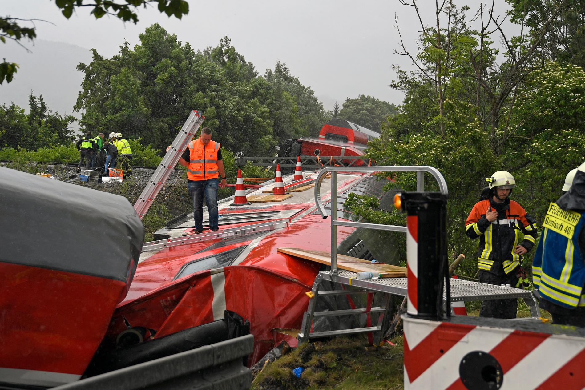 Räddningstjänsten arbetar vid tågolyckan i Garmisch-Partenkirchen.