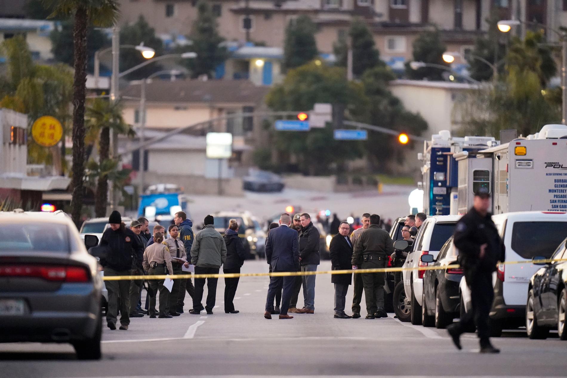 Avspärrningar vid Garvey Avenue i Monterey Park utanför Los Angeles efter skjutningen sent på lördagskvällen lokal tid.