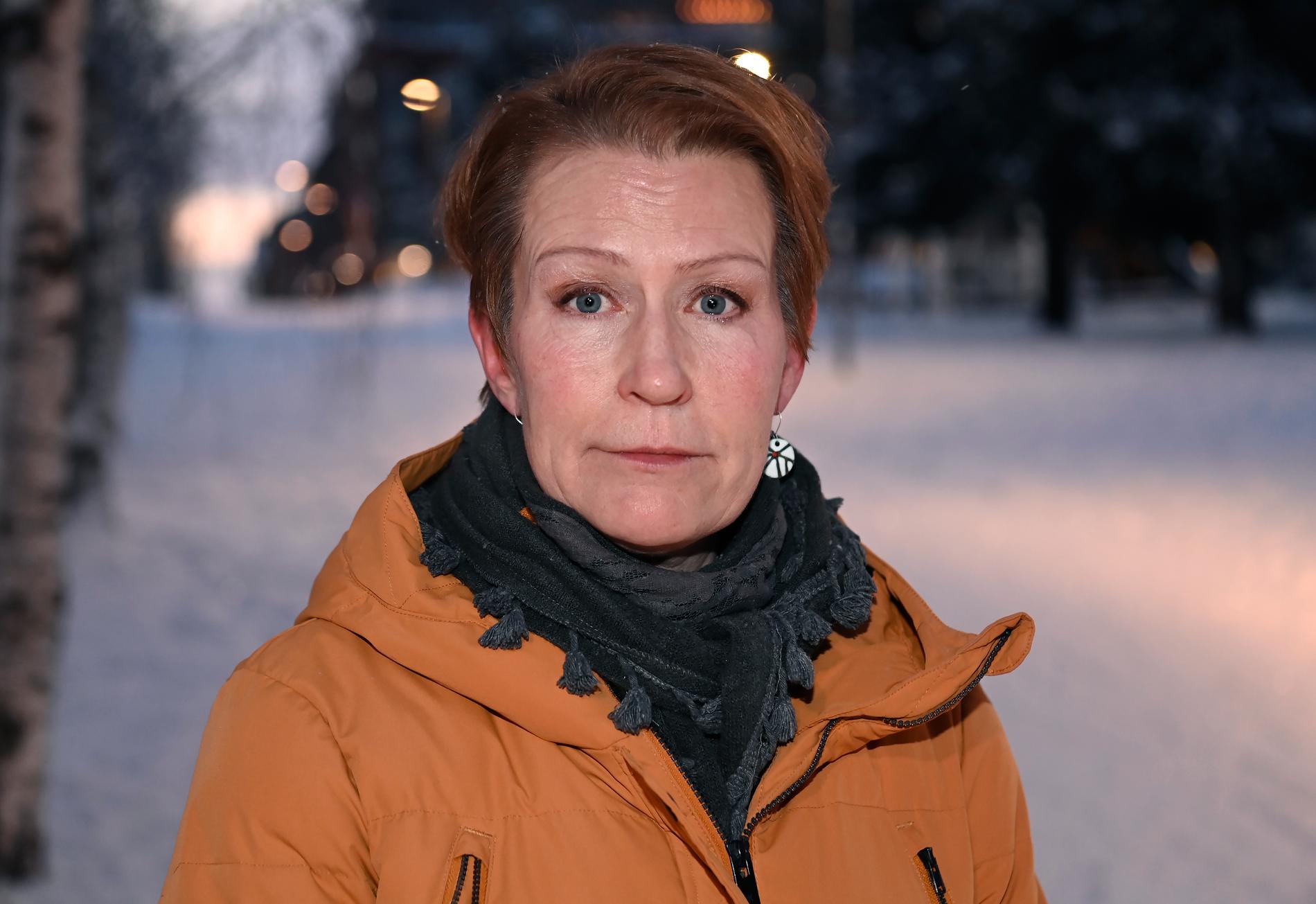 För Anita Esberg, 53, från Kiruna har gängens utbredning i norr hittills inte varit ett orosmoln. Hon minns hur brottslingar tidigare försökt etablera sig i Kiruna, men i en mindre stad är det svårt att komma utifrån utan att snabbt få ögonen på sig. ”Nej, jag känner mig inte det minsta otrygg”, säger Anita. 