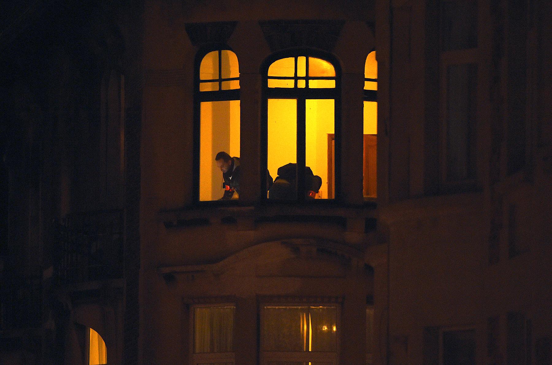 Polisen gör en husransakan i en lägenhet i Schaerbeek.