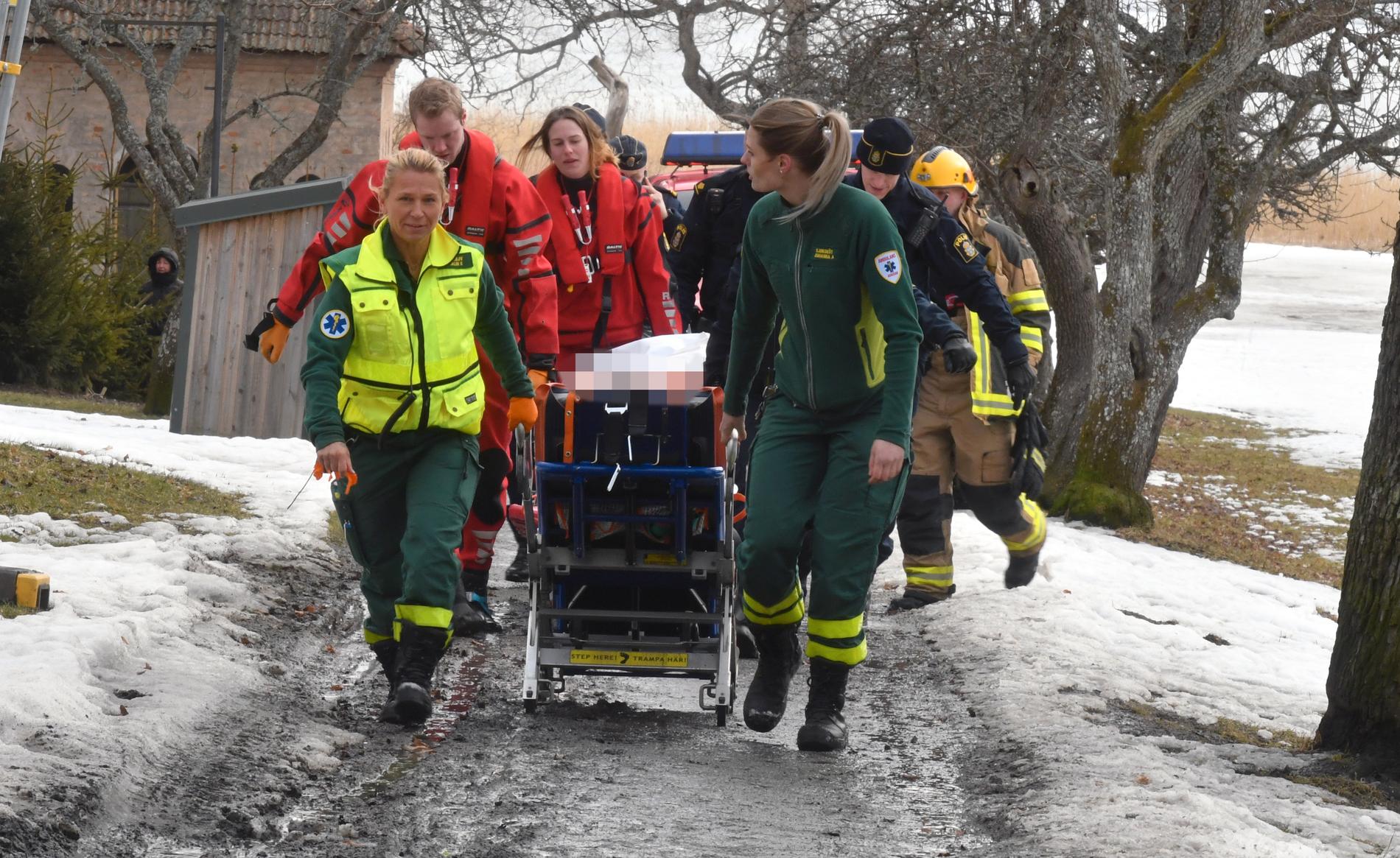 En person har hittats död i vattnet i Tyresö söder om Stockholm. 